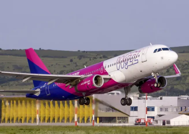 Un avion WizzAir a efectuat o aterizare de urgență pe Aeroportul Cluj după ce a lovit o pasăre în timpul zborului, având ca destinație Madrid din Sibiu. 2 Un avion WizzAir a efectuat o aterizare de urgenta pe Aeroportul Cluj dupa ce a lovit o pasare in timpul zborului avand ca destinatie Madrid din Sibiu