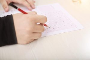 Un profesor sustine ca a descoperit o frauda de proportii orchestrata cu ajutorul inteligentei artificiale in mai multe universitati din SUA