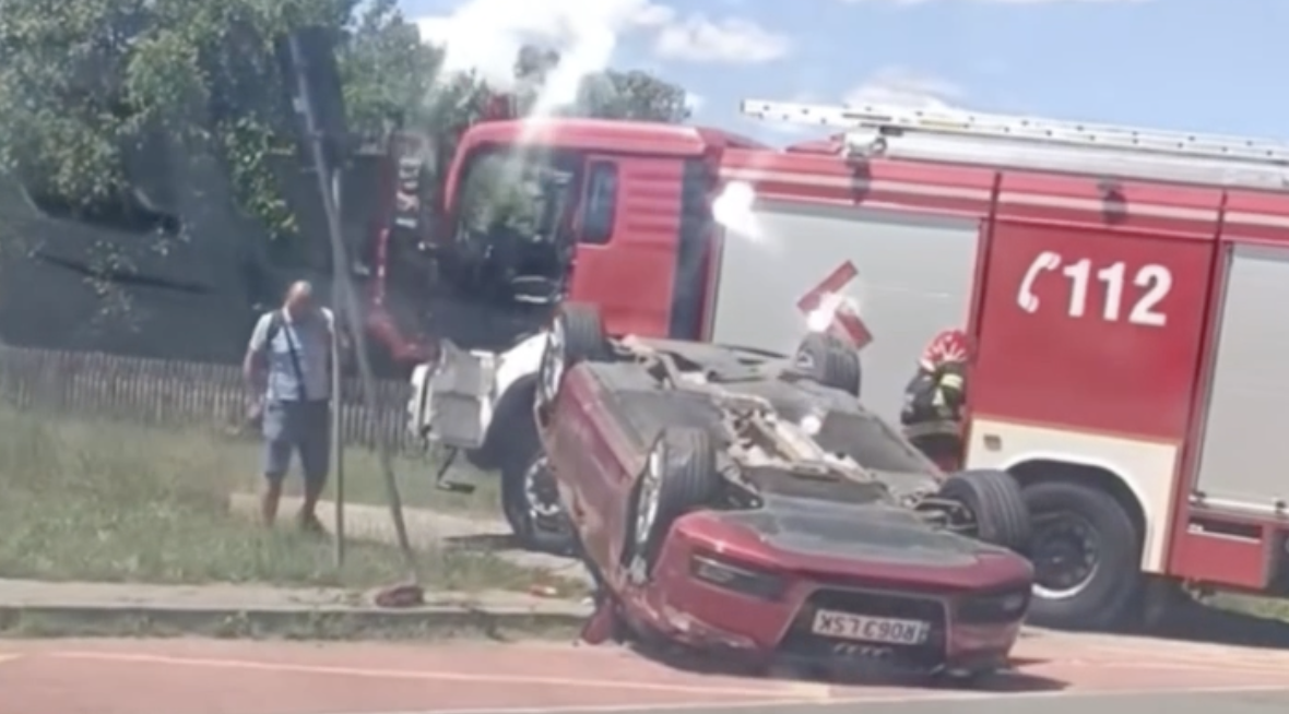 VIDEO. Accident în Cluj! O mașină s-a răsturnat pe o șosea: Echipele de intervenție au ajuns la locul incidentului, iar doi oameni sunt evaluați medical. 2 VIDEO Accident in Cluj O masina s a rasturnat pe o sosea Echipele de interventie au ajuns la locul incidentului iar doi oameni sunt evaluai medical