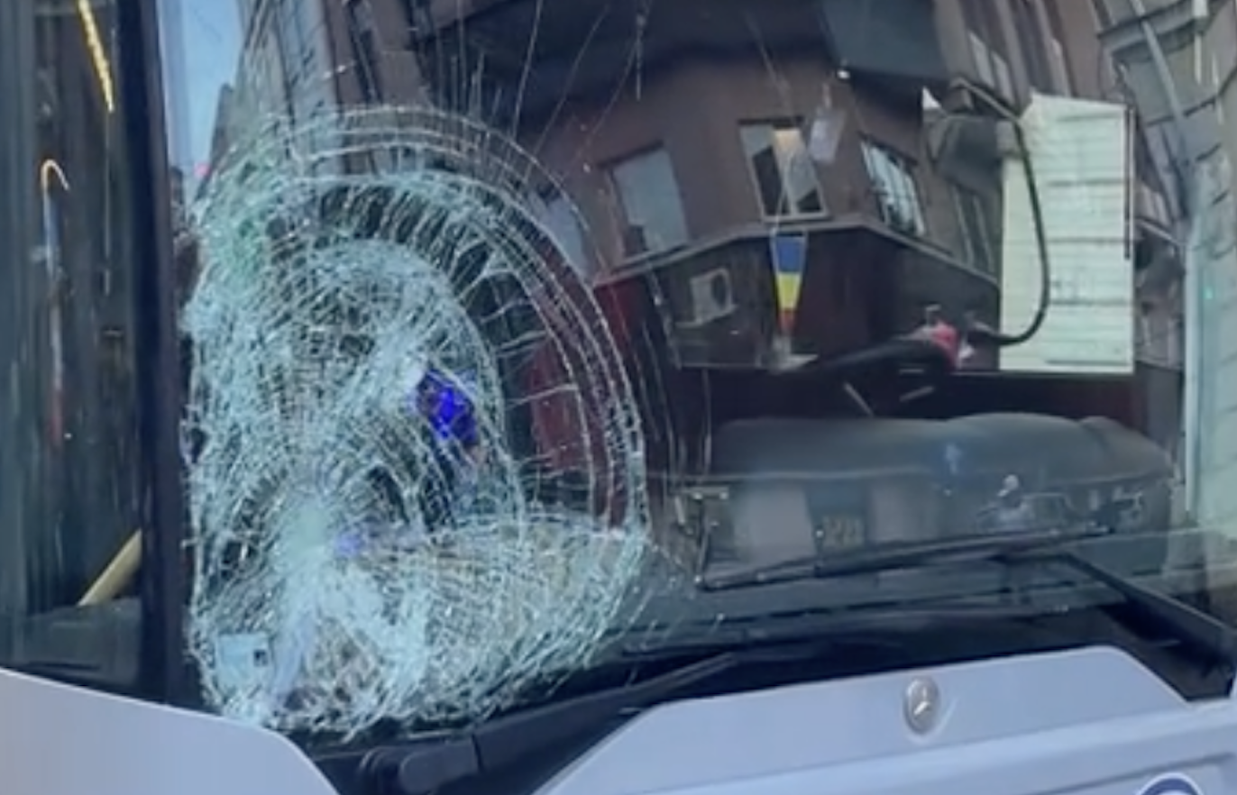 VIDEO. Cum a avut loc accidentul din Cluj-Napoca în care o tânără a fost lovită de autobuz! Adolescenta a traversat pe roșu: Ce informații au obținut polițiștii. 2 VIDEO Cum a avut loc accidentul din Cluj Napoca in care o tanara a fost lovita de autobuz Adolescenta a traversat pe rosu Ce informatii au obtinut politistii