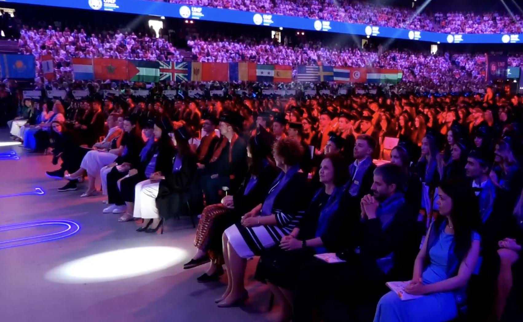 VIDEO. Momente memorabile la UMF Cluj: Parada drapelelor de la BTArena a lăsat o impresie puternică asistenței! Află ce s-a întâmplat la ceremonia de absolvire. 2 VIDEO Momente memorabile la UMF Cluj Parada drapelelor de la BTArena a lasat o impresie puternica asistentei Afla ce s a intamplat la ceremonia de absolvire
