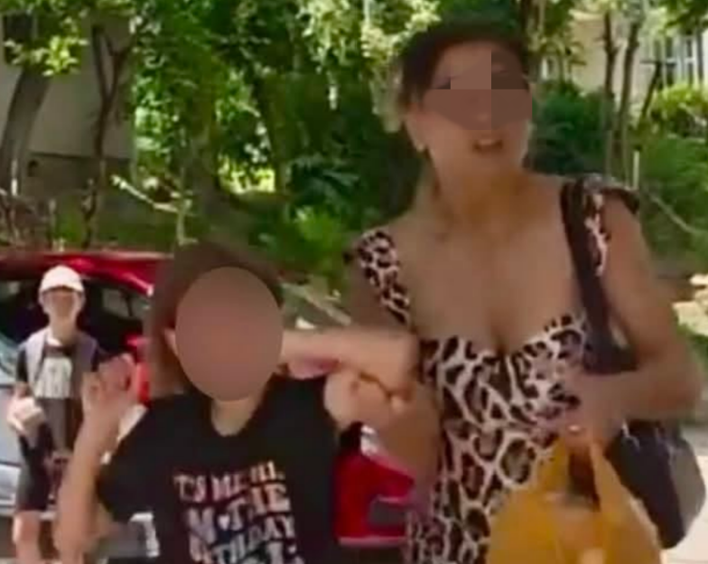 VIDEO. Reacții surprinzătoare ale clujenilor după imaginile cu mama-psiholog care și-a agresat fiica pe stradă: „Dacă era fiica mea, o duceam eu la Protecția Copilului” 2 VIDEO Reactii surprinzatoare ale clujenilor dupa imaginile cu mama psiholog care si a agresat fiica pe strada Daca era fiica mea o duceam eu la Protectia Copilului