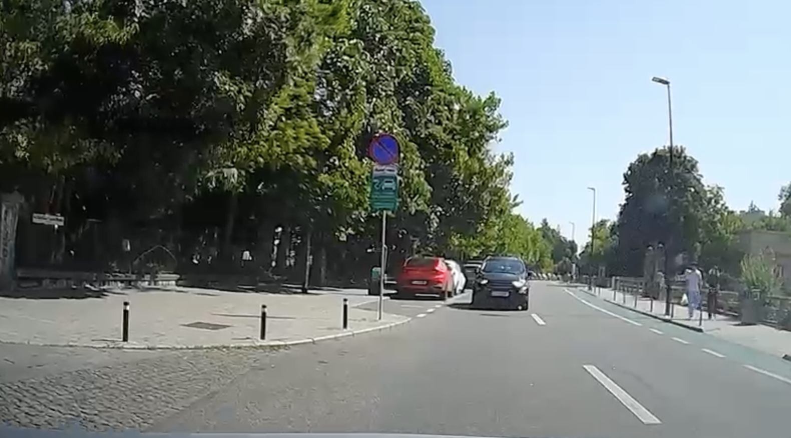 VIDEO. Un șofer s-a „pierdut” pe un drum interzis în Cluj-Napoca: Circula fără nicio problemă din sens opus pe o stradă cu sens unic. 2 VIDEO Un sofer s a pierdut pe un drum interzis in Cluj Napoca Circula fara nicio problema din sens opus pe o strada cu sens unic