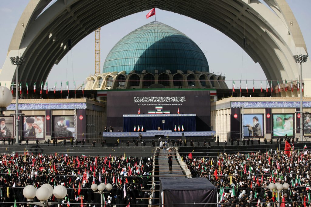 Zeci de mii de oameni s-au adunat la înmormântarea lui Ali Khamenei. Autoritățile iraniene estimează peste 10 milioane de participanți. 2 Zeci de mii de oameni s au adunat la inmormantarea lui Ali Khamenei Autoritatile iraniene estimeaza peste 10 milioane de participanti