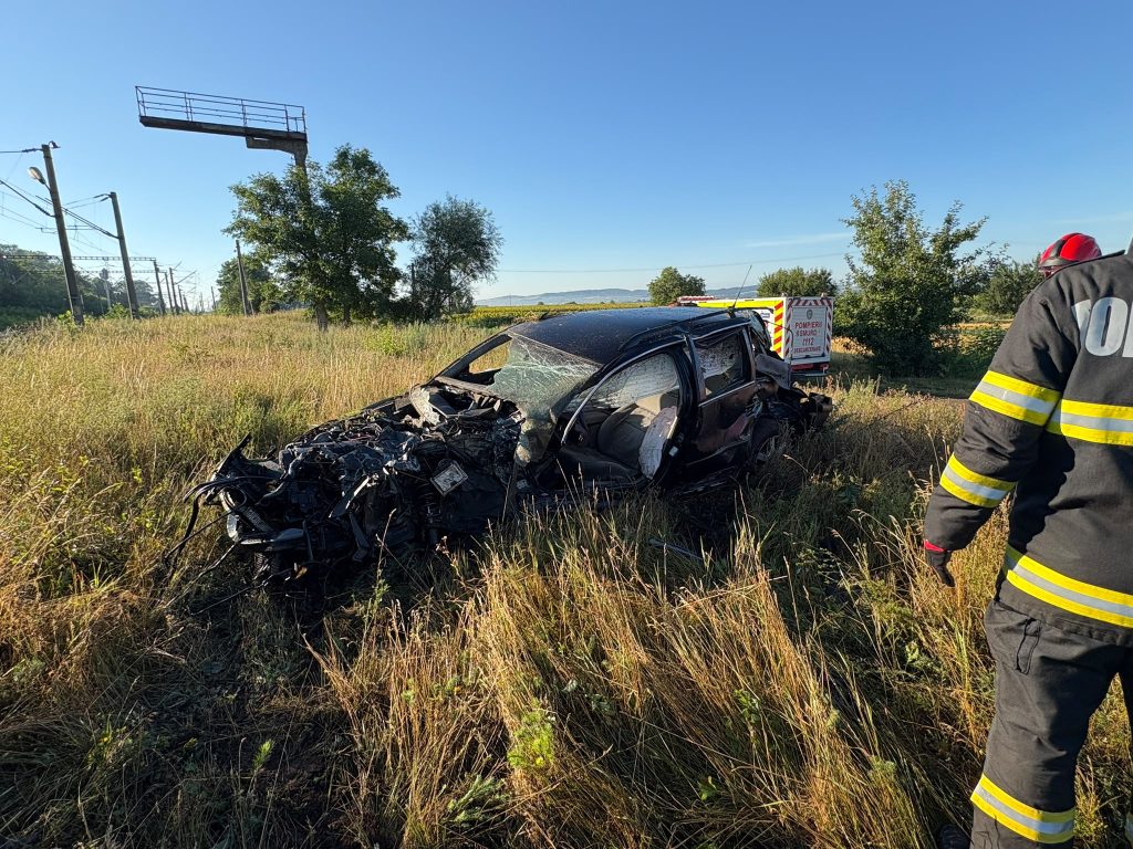accident fatal la o trecere la nivel cu calea ferata un tren de persoane a intrat in coliziune cu un autoturism iar soferul a murit