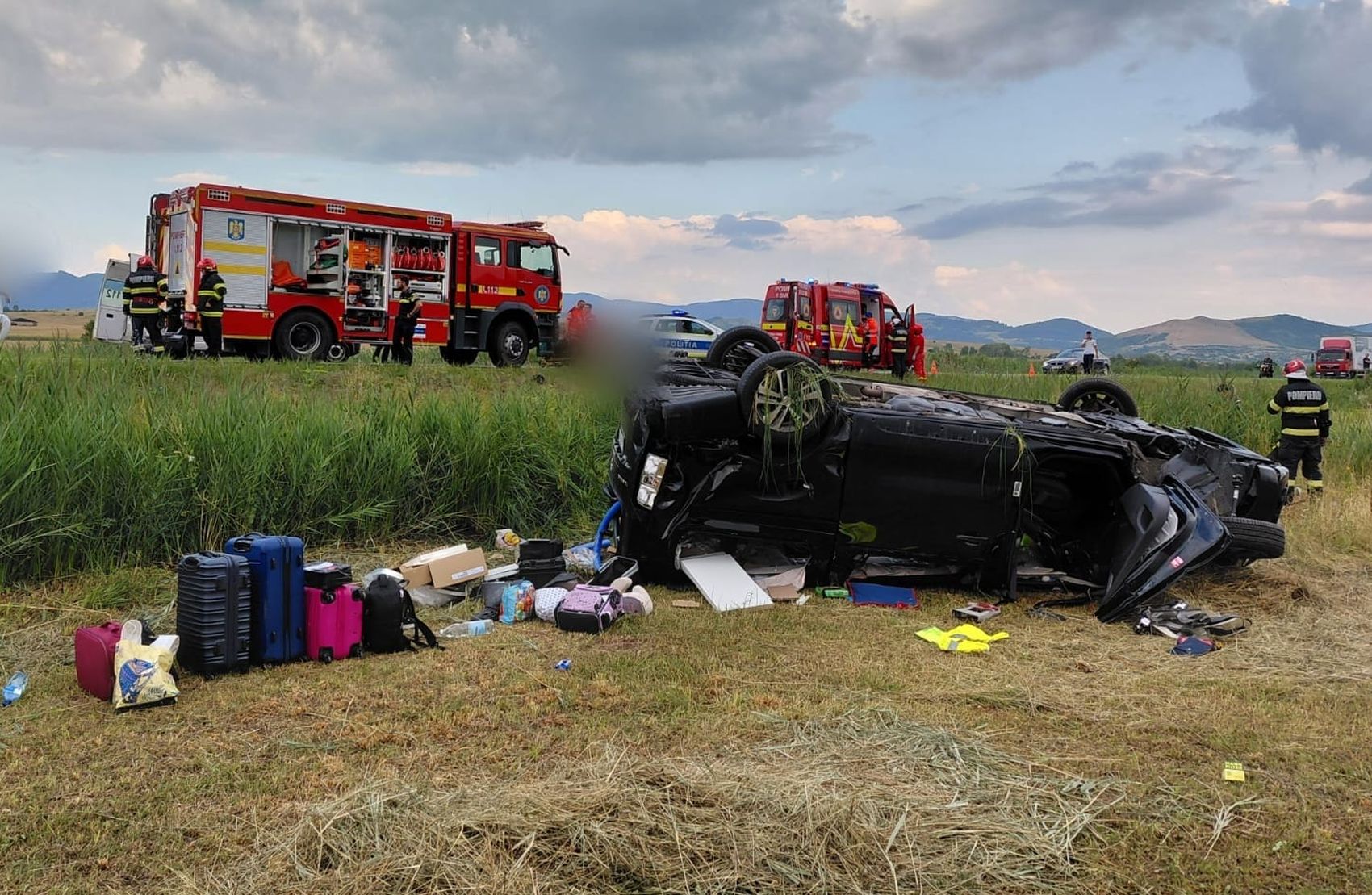 accident grav la iesirea din huedin spre oradea un barbat a fost prins in masina dupa ce acesta s a rasturnat iar cinci persoane au fost ranite
