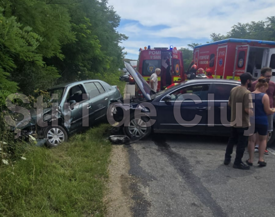 Accident grav la intrarea în Cojocna, Cluj: Trei persoane rănite. Martor: Se pare că sunt scurgeri de ulei și combustibil pe drum! FOTO 2 accident grav la intrarea in cojocna cluj trei persoane ranite martor se pare ca sunt scurgeri de ulei si combustibil pe drum foto