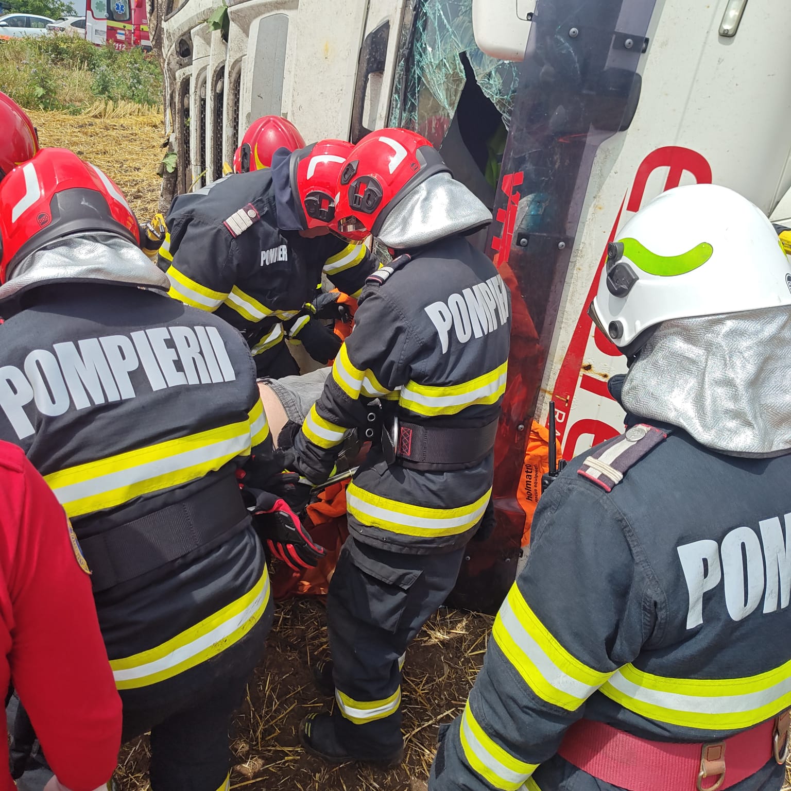 Accident grav pe E85. Șofer de TIR blocat în cabină după ce autotrenul s-a răsturnat. 2 accident grav pe e85 sofer de tir blocat in cabina dupa ce autotrenul s a rasturnat