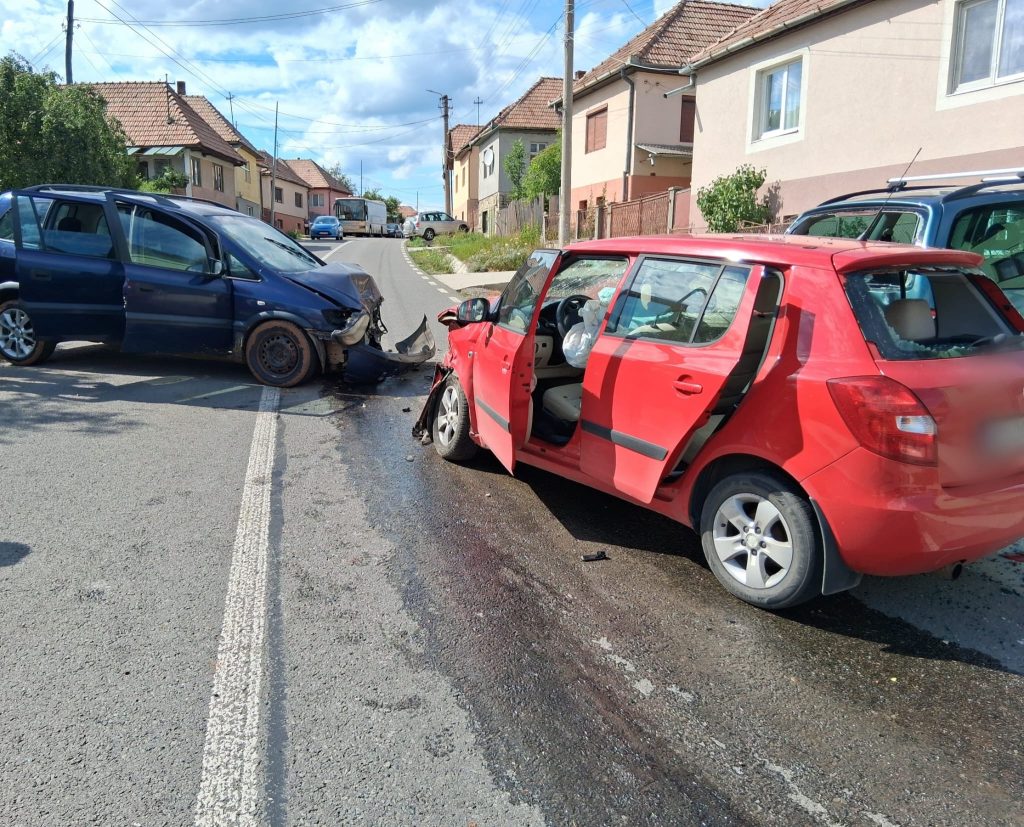 Accident în Cluj: Patru persoane rănite în urma coliziunii dintre trei mașini. O fetiță de 8 ani, două femei și un bărbat, transportați de urgență la spital. 2 accident in cluj patru persoane ranite in urma colziunii dintre trei masini o fetita de 8 ani doua femei si un barbat transportati de urgenta la spital