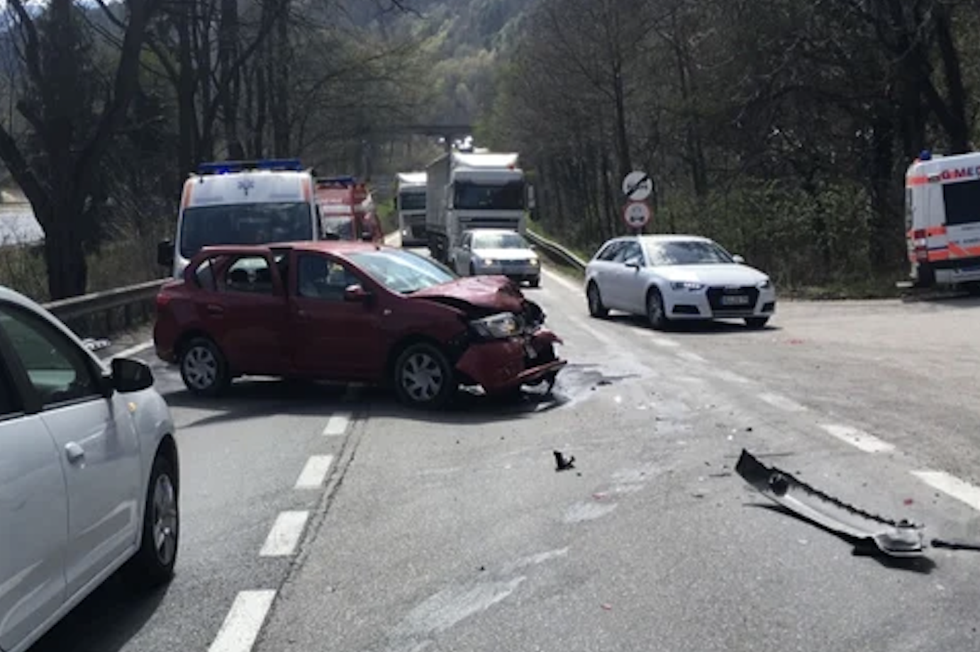 Accident serios în Cluj! Un grup de vehicule a tamponat o mașină: Un bărbat de 31 de ani a fost dus la spital. 2 accident serios in cluj un grup de vehicule a tamponat o masina un barbat de 31 de ani a fost dus la spital