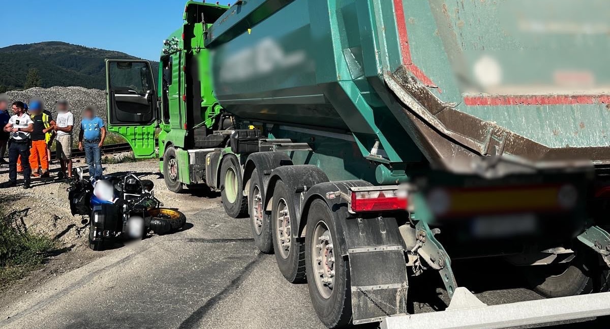 Accident terifiant în Cluj! Un motociclist străin a încercat o depășire ilegală și a intrat în coliziune frontală cu un ansamblu de vehicule: Ce a descoperit poliția 3 accident terifiant in cluj un motociclist strain a incercat o depasire ilegala si a intrat in coliziune frontal cu un ansamblu de vehicule ce a descoperit politia