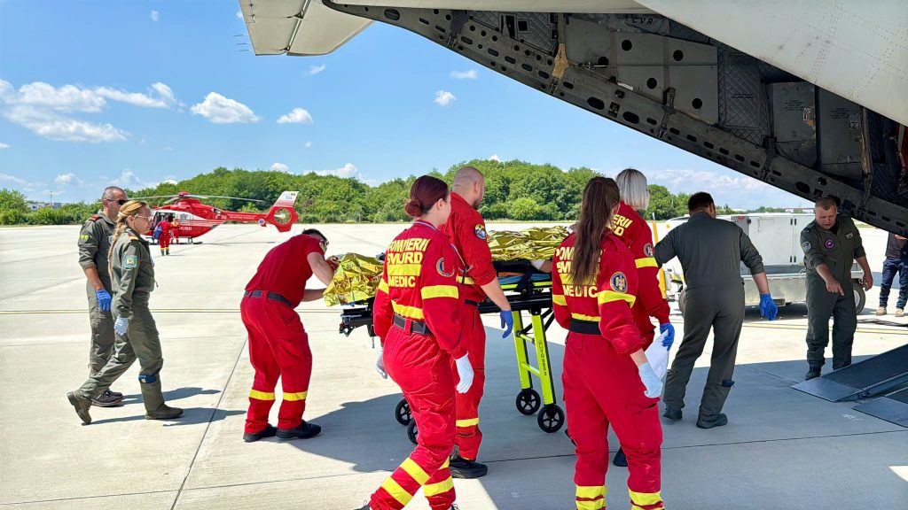 Doi tineri cu arsuri grave au fost transportați de urgență în Belgia și Germania. Misiune medicală complexă efectuată cu ajutorul unei aeronave militare. 2 doi tineri cu arsuri grave au fost transportati de urgenta in belgia si germania misiune medicala complexa efectuata cu ajutorul unei aeronave militare