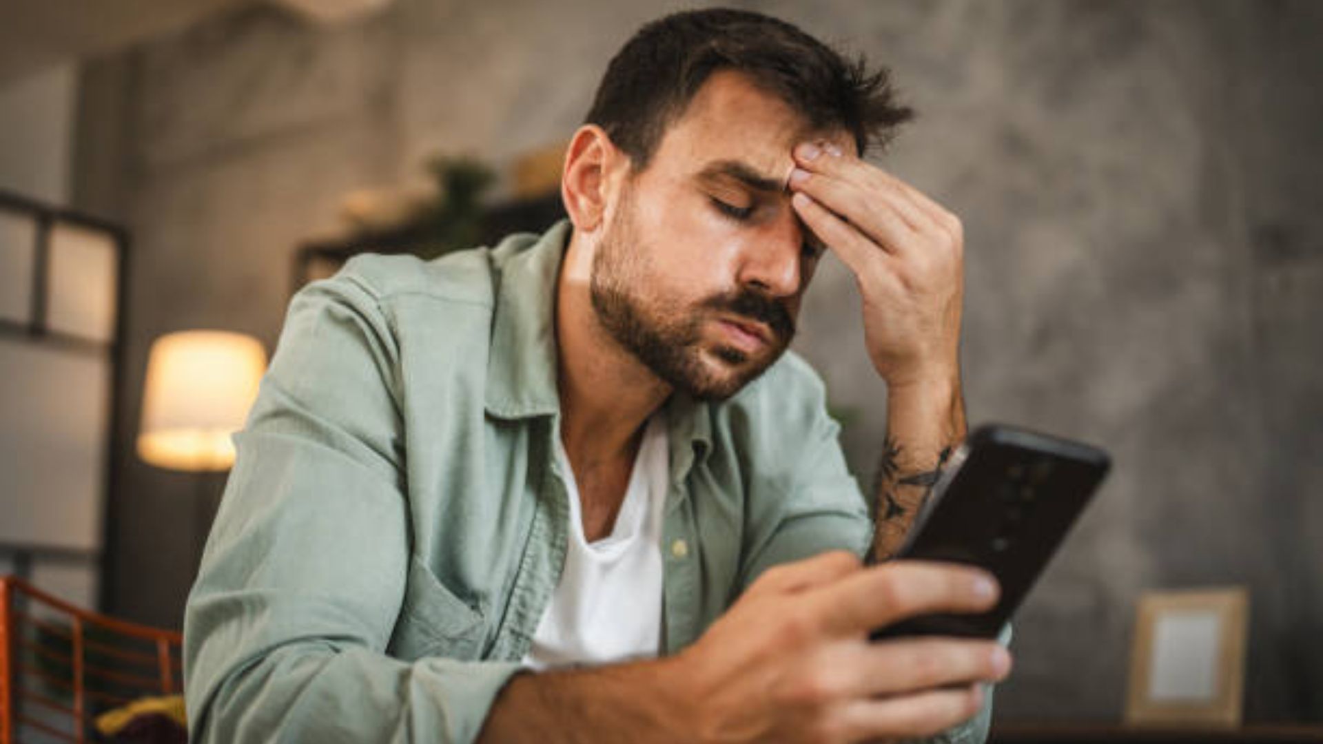 Escrocii trimit mesaje SMS cu amenzi rutiere false! Șoferii riscă să-și piardă banii din cont cu un singur clic pe un link suspect. 2 escrocii trimit mesaje sms cu amenzi rutiere false soferii risca sa si piarda banii din cont cu un singur clic pe un link suspect
