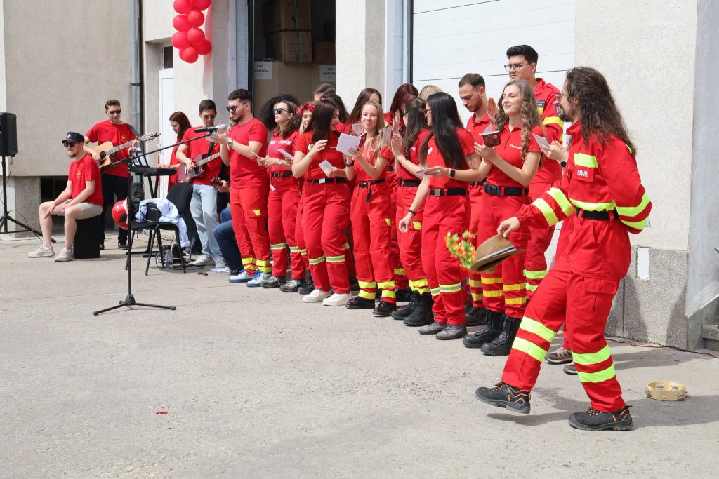 FOTO. Generația care va salva vieți! Serenadă de neuitat pentru viitorii medici SMURD din Cluj 2 foto generatia care va salva vieti serenada de neuitat pentru viitorii medici smurd din cluj