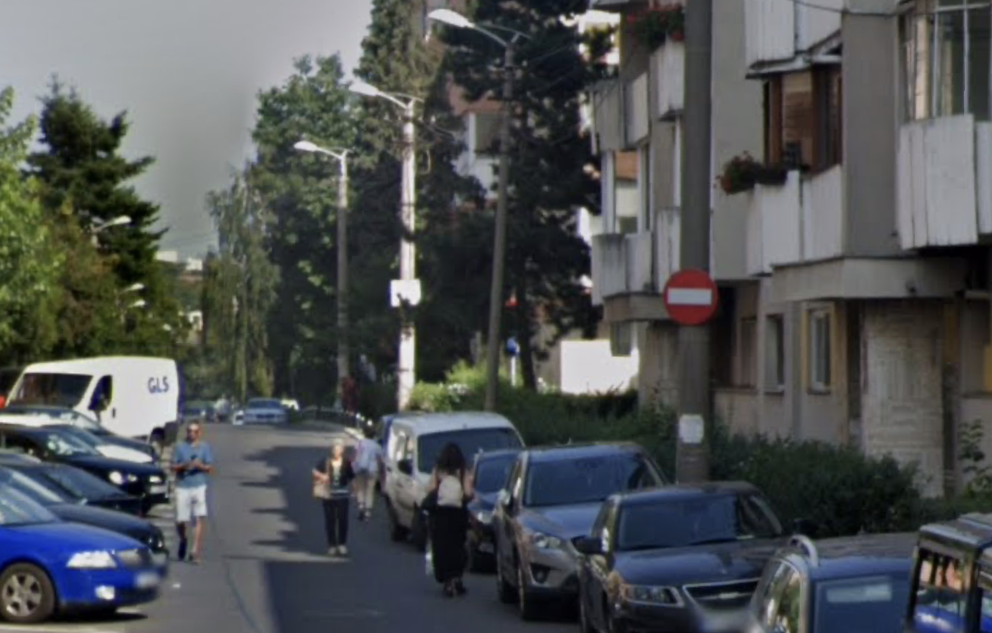 Haos pe trotuar în Cluj-Napoca: Mașinile parcate blochează accesul mașinii de gunoi: „Vă rugăm să instalați stâlpi sau să luați măsuri” 2 haos pe trotuar in cluj napoca masinile parcate blocheaza accesul masinii de gunoi va rugam sa instalati stalpi sau sa luati masuri