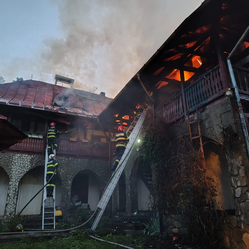 Incendiu horribil la Mănăstirea Bisericani din Neamț. Un bărbat a fost găsit carbonizat. 2 incendiu horribil la manastirea bisericani din neamt un barbat a fost gasit carbonizat