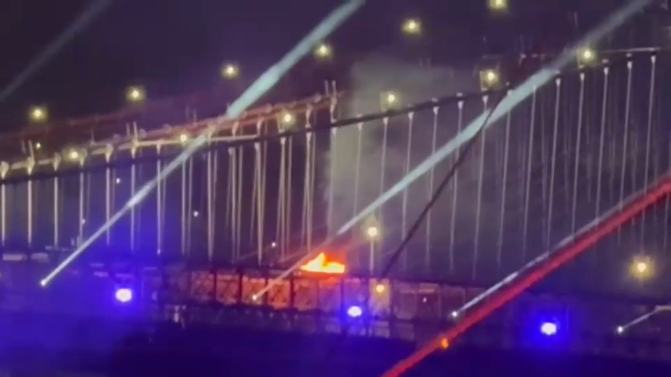 Incendiu pe Podul Brooklyn în timpul focurilor de artificii de 4 iulie. Spectacolul a început mai devreme din cauza furtunilor. 2 incendiu pe podul brooklyn in timpul focurilor de artificii de 4 iulie spectacolul a inceput mai devreme din cauza furtunilor