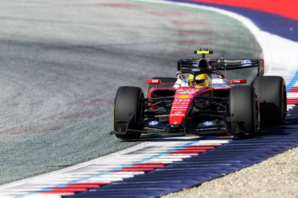 Lewis Hamilton obține pole position pentru cursa Sprint de la Silverstone în Formula 1. Pilotul Ferrari îl depășește cu 11 miimi pe liderul clasamentului general. 2 lewis hamilton obtine pole position pentru cursa sprint de la silverstone in formula 1 pilotul ferrari il depaseste cu 11 miimi pe liderul clasamentului general