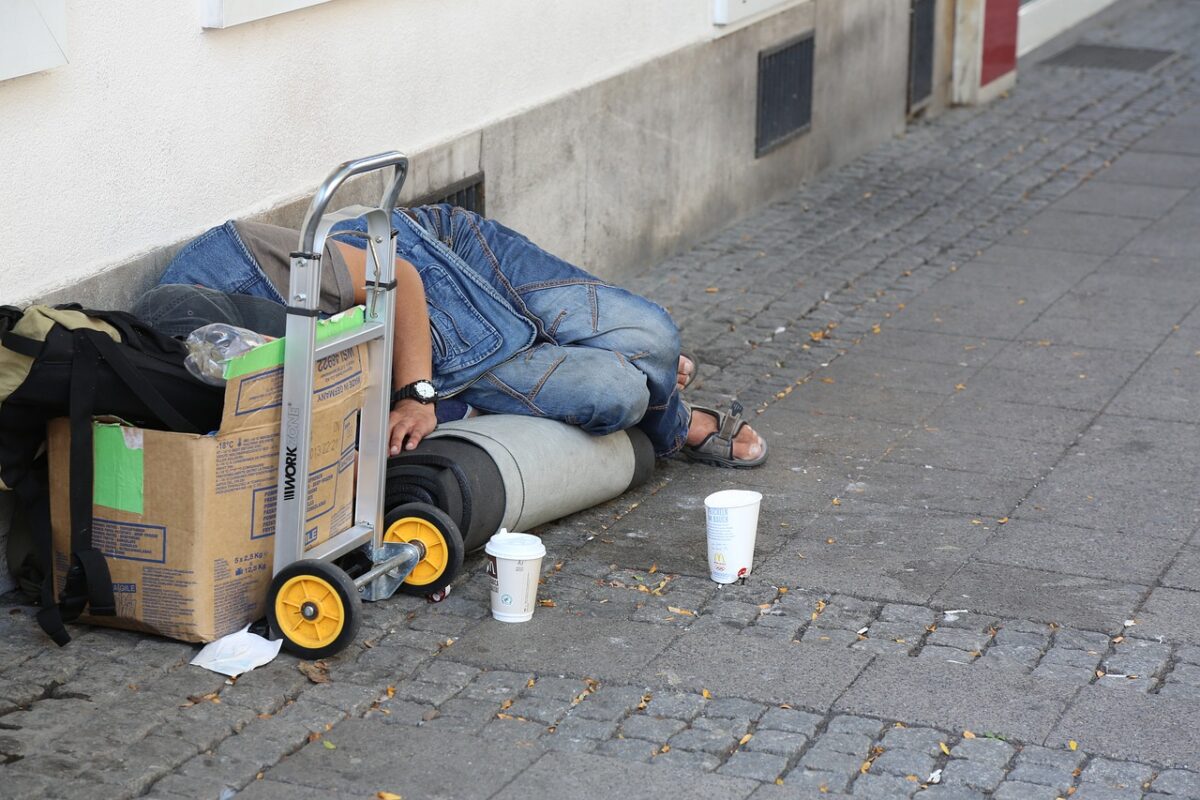 Mizerie și frică lângă gara din Cluj! Locuitorii orașului se satură de comportamentul persoanelor fără adăpost din zonă: „Ne amenință verbal și urinează în public” 2 mizerie si frica langa gara din cluj locuitorii orasului se satura de comportamentul persoanelor fara adapost din zona ne ameninta verbal si urineaza in public