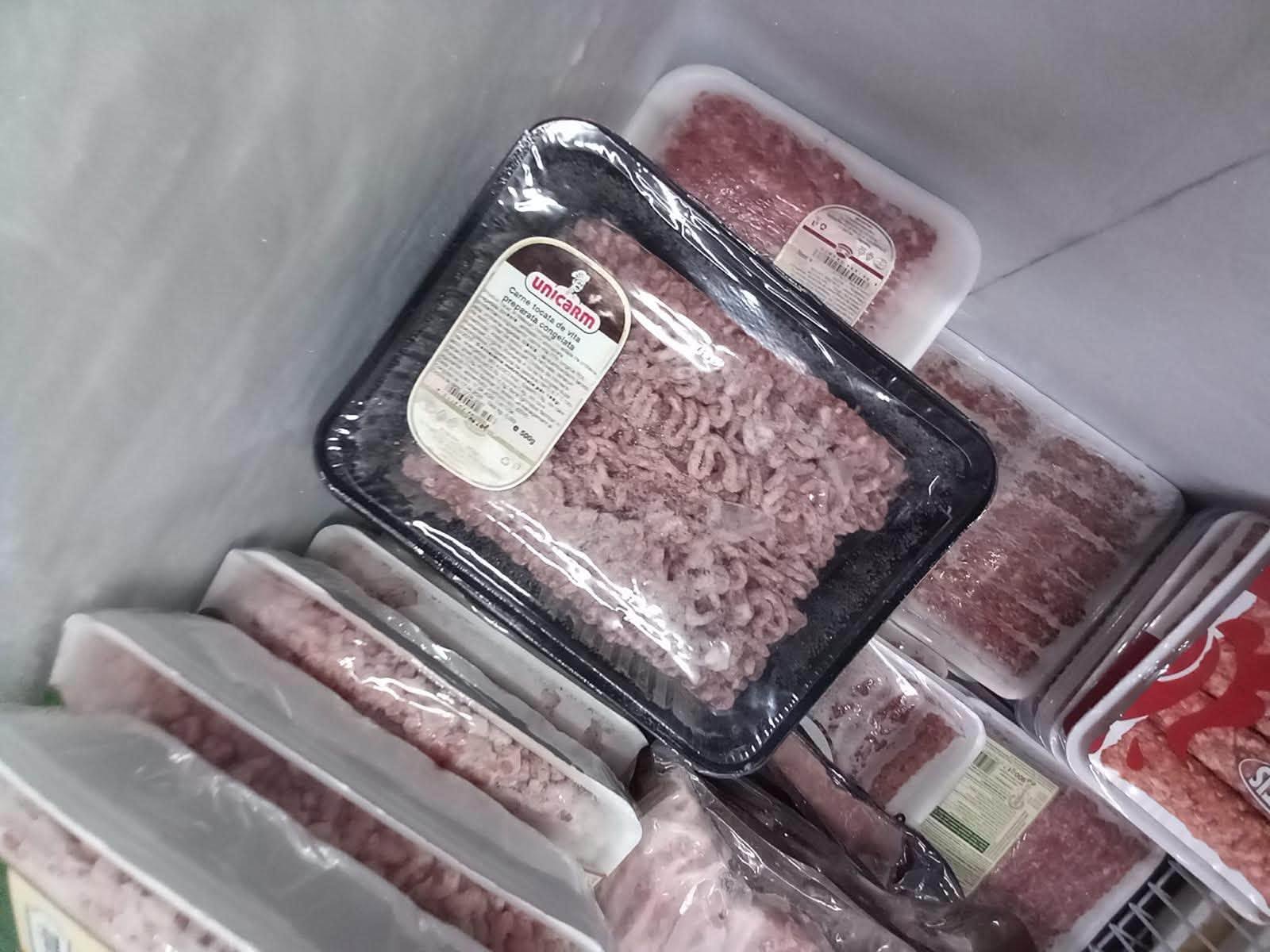 pericol pe rafturi anpc a descoperit produse expirate mucegai si carne depozitata necorespunzator