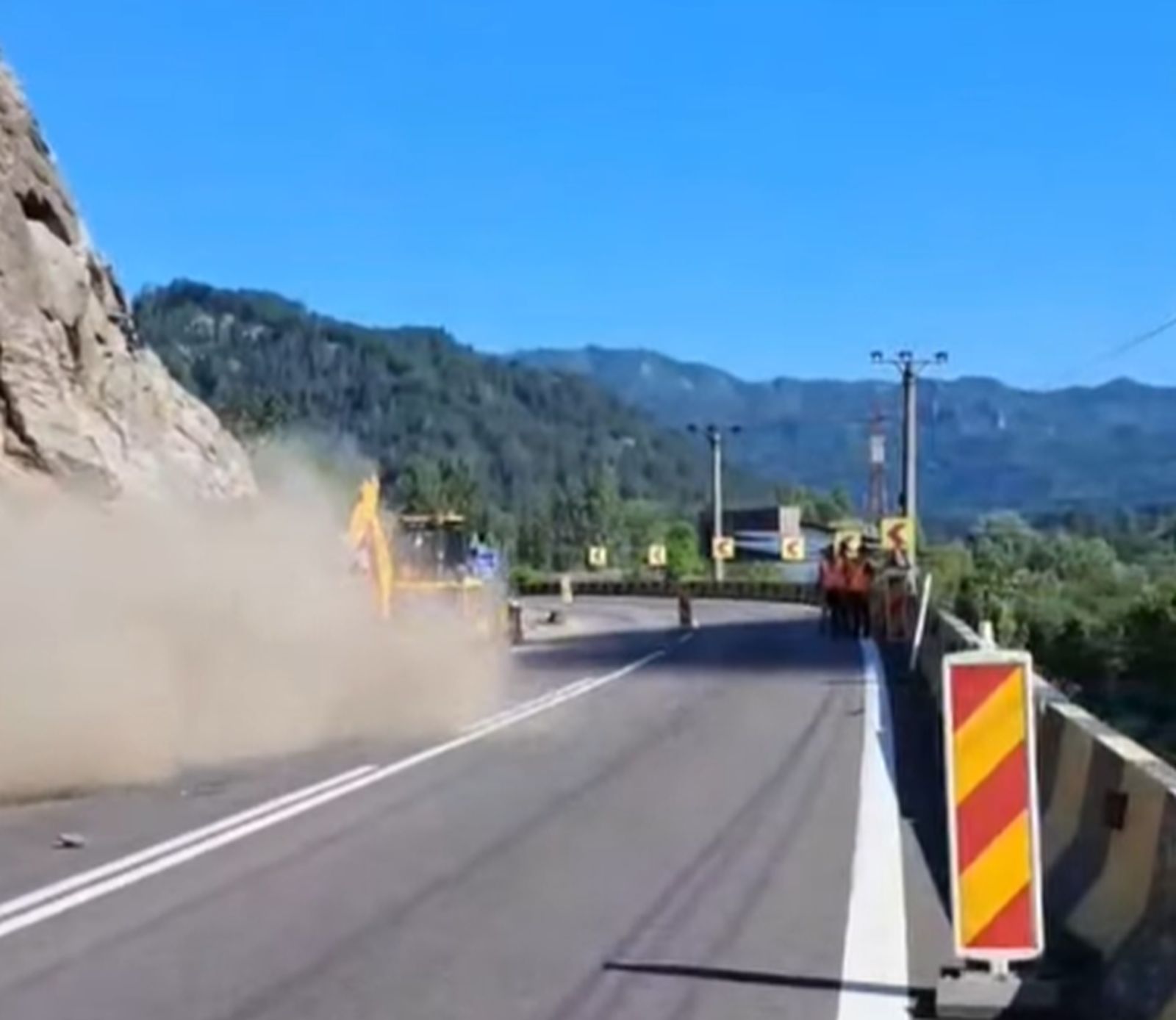 restrictiile de trafic pe valea oltului au fost prelungite pana pe 31 august lucrarile de protejare a versantilor din defileul oltului continua