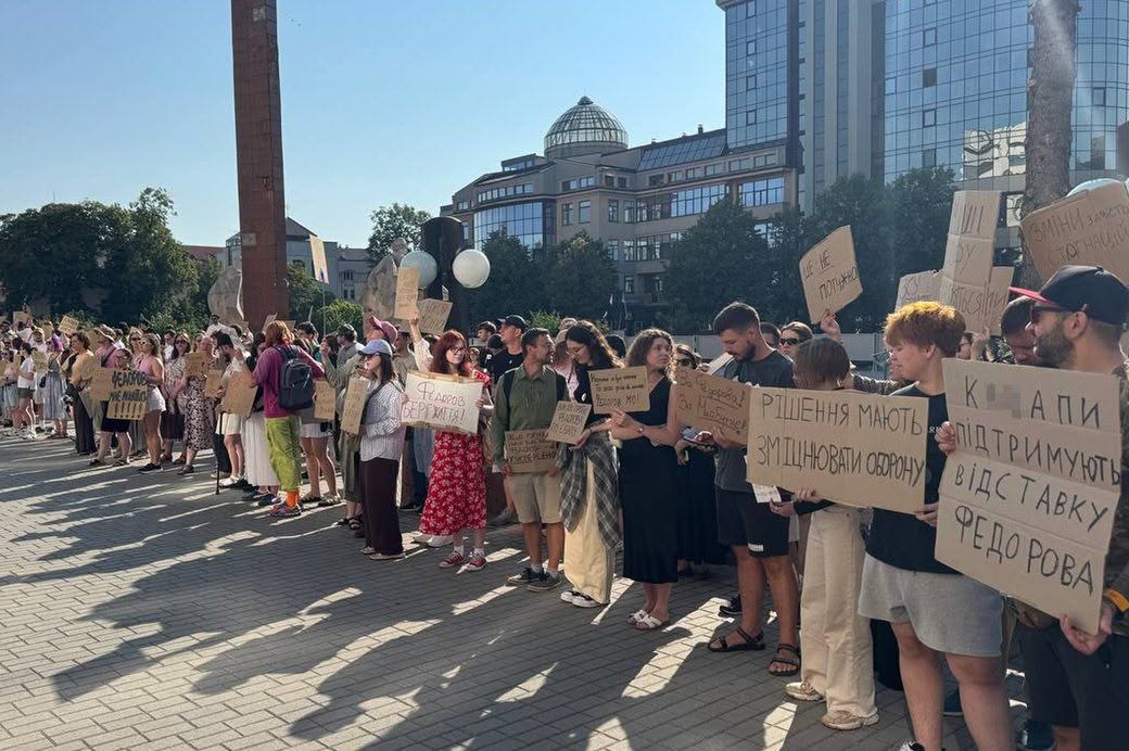 val de proteste in ucraina dupa demiterea ministrului apararii reprezentantii mass media