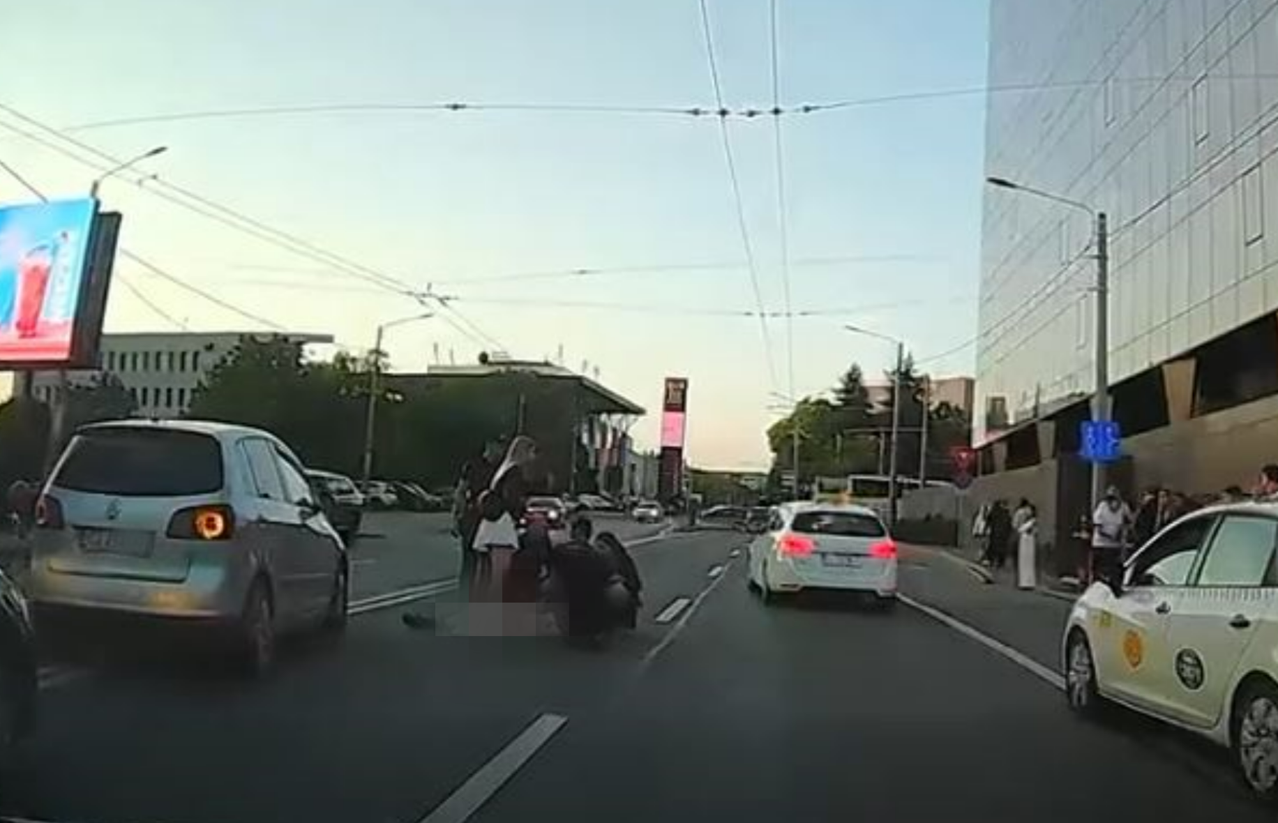 VIDEO. Accident în această dimineață în zona Iulius Mall din Cluj-Napoca. O persoană a fost lovită de o mașină în timp ce încerca să traverseze printr-un loc nepermis. 2 video accident in aceasta dimineata in zona iulius mall din cluj napoca o persoana a fost lovita de o masina in timp ce incerca sa traverseze printr un loc nepermis