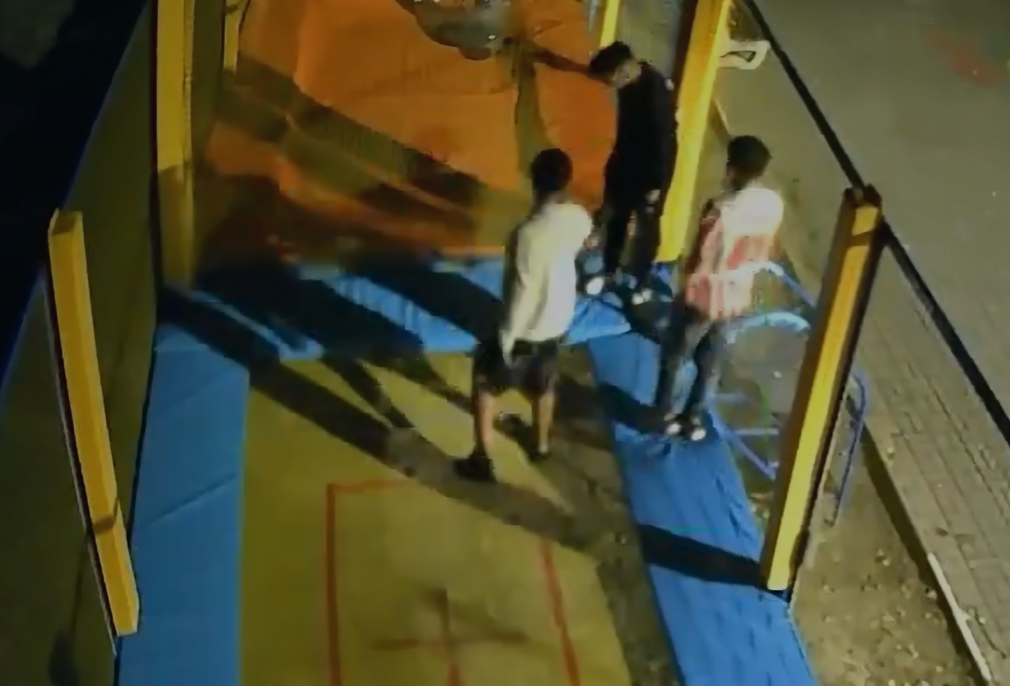 VIDEO. Trei clujeni au intrat noaptea într-o firmă pentru a se distra pe trambuline. Au fugit repede la sosirea poliției: „Acesta este ultimul avertisment” 2 video trei clujeni au intrat noaptea intr o firma pentru a se distra pe trambuline au fugit repede la sosirea politiei acesta este ultimul avertisment