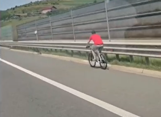 VIDEO. Un clujean a construit singur o pistă de biciclete, având în vedere că în Cluj nu sunt multe. Problema? Traseul ales a fost... Autostrada A3! 2 video un clujean a construit singur o pista de biciclete avand in vedere ca in cluj nu sunt multe problema traseul ales a fost autostrada a3