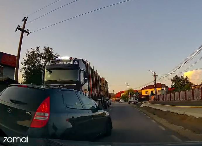 video un sofer a efectuat o depasire neobinuita in fata unui tir incarcat cu lemne clujeanul a scapat teafar datorita unui sofer profesionist