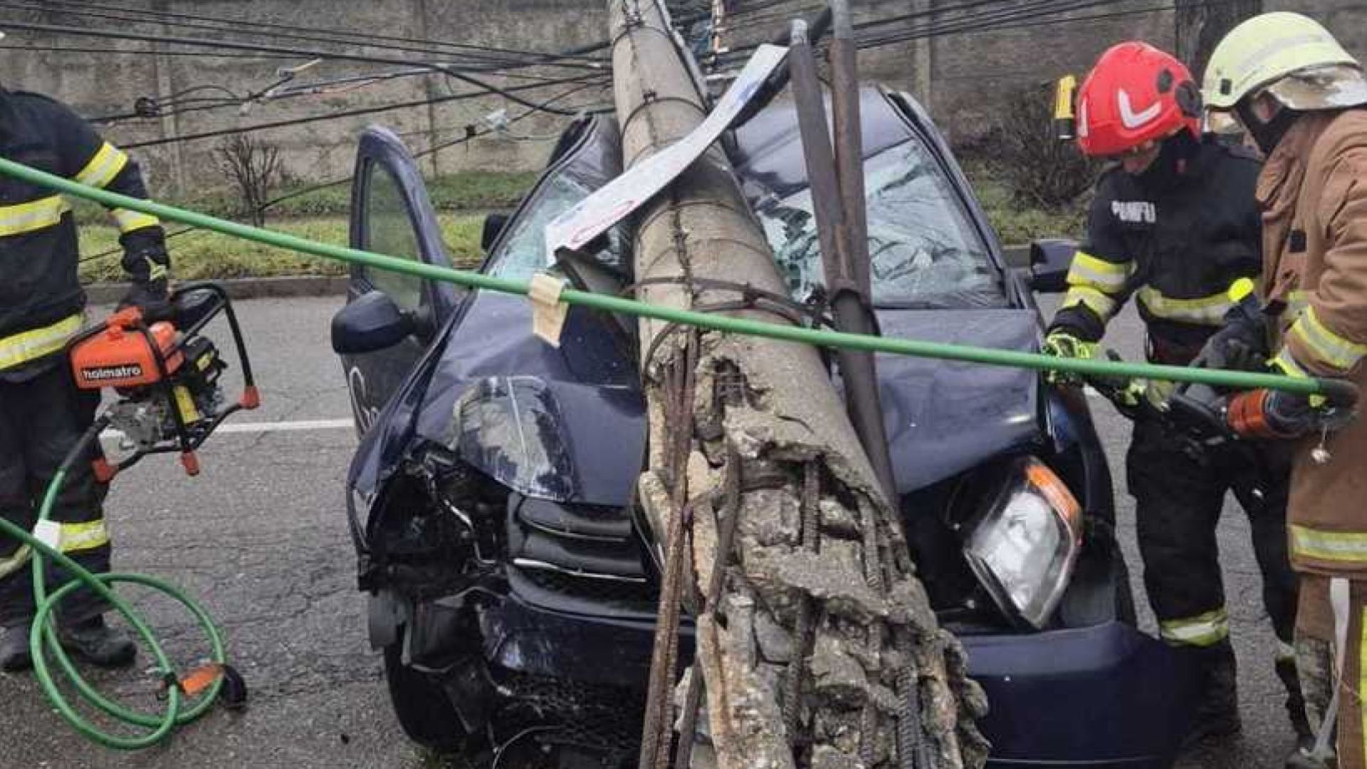 Accident grav pe DN1F intre Cluj Napoca si Zalau Un stalp de electricitate s a prabusit pe sosea iar traficul este oprit pe ambele sensuri