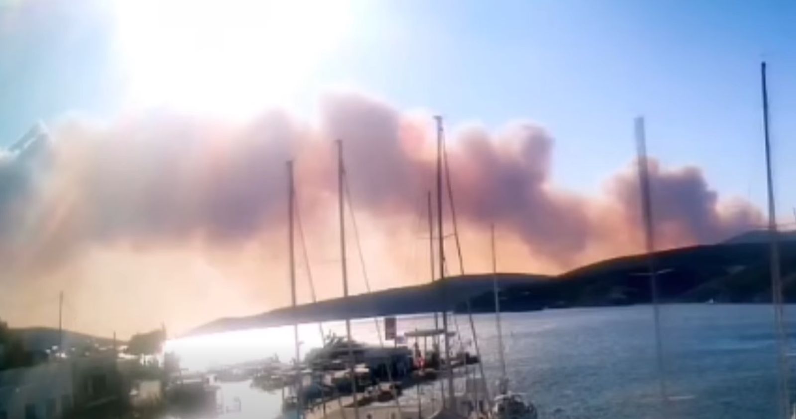 Alertă de incendiu în Grecia: turiști și localnici evacuați din Skyros, mai multe zone afectate de Cod Roșu. 2 Alert de incendiu n Grecia turiti i localnici evacuai din Skyros mai multe zone afectate de Cod Rosu