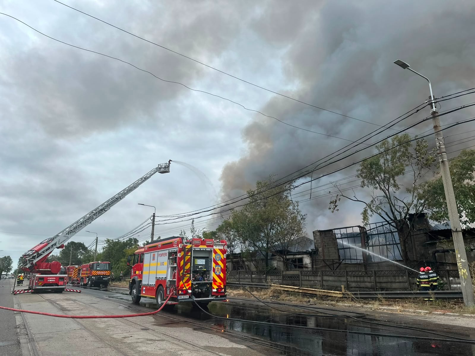 Alertă în Ploiești: Incendiu devastator la o hală pentru depozitarea diluanților. Autoritățile au emis un mesaj Ro-Alert. 2 Alerta in Ploiesti Incendiu devastator la o hala pentru depozitarea diluantilor Autoritatile au emis un mesaj Ro Alert