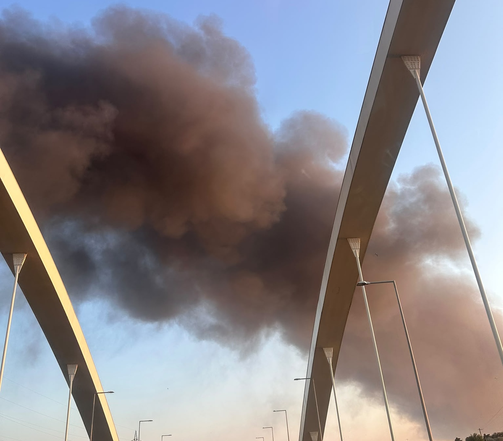Alerte de urgenta in Lumina incendiude mari proportii fum si gaze degazate in cantitati semnificative Cetatenii sunt sfatuiti sa evite zona
