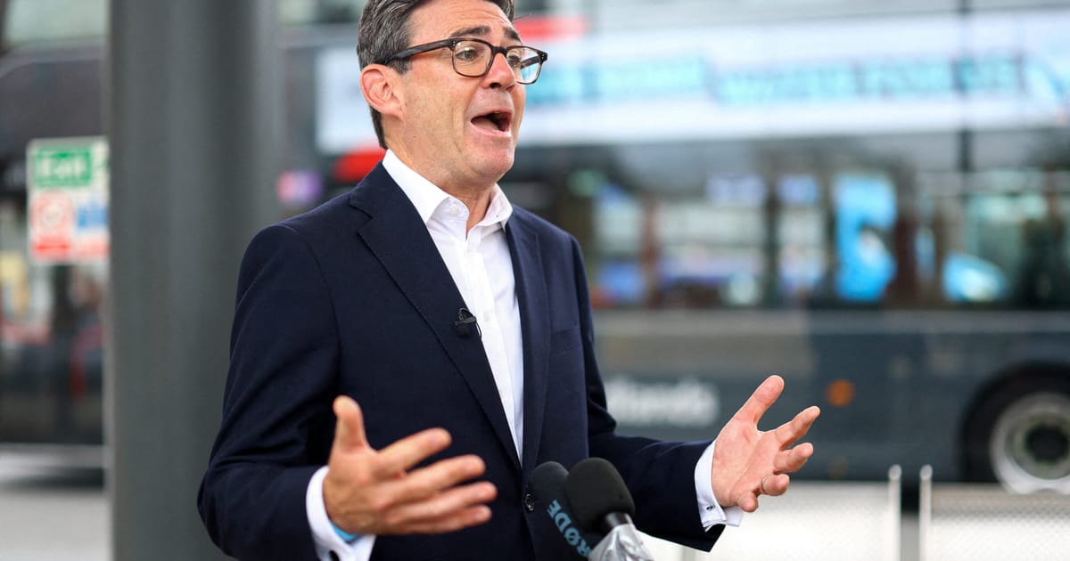 Andy Burnham nu se simte rusinat de schimbul cu un impostor al consilierului lui Trump