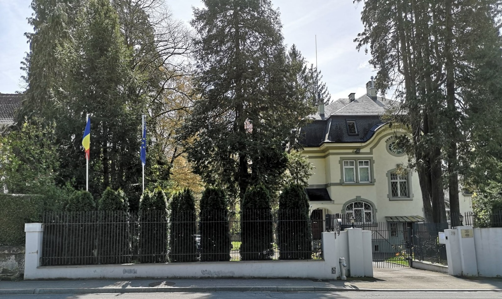 Atac cu un dispozitiv incendiarm asupra sediului Ambasadei României în Elveția / MAE informează că incidentul a avut loc luni 2 Atac cu un dispozitiv incendiarm asupra sediului Ambasadei Romaniei in Elvetia MAE informeaza ca incidentul a avut loc luni