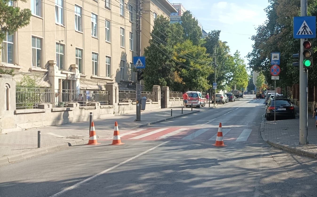 Avarie semnificativa de apa pe strada Clinicilor din Cluj Napoca Strada este complet inchisa singurele vehicule autorizate fiind ambulantele