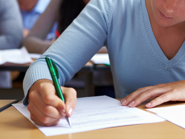 Bacalaureat 2026 sesiunea de toamna Peste 33000 de candidati incep luni examenele scrise Programul detalilat si regulile din salile de