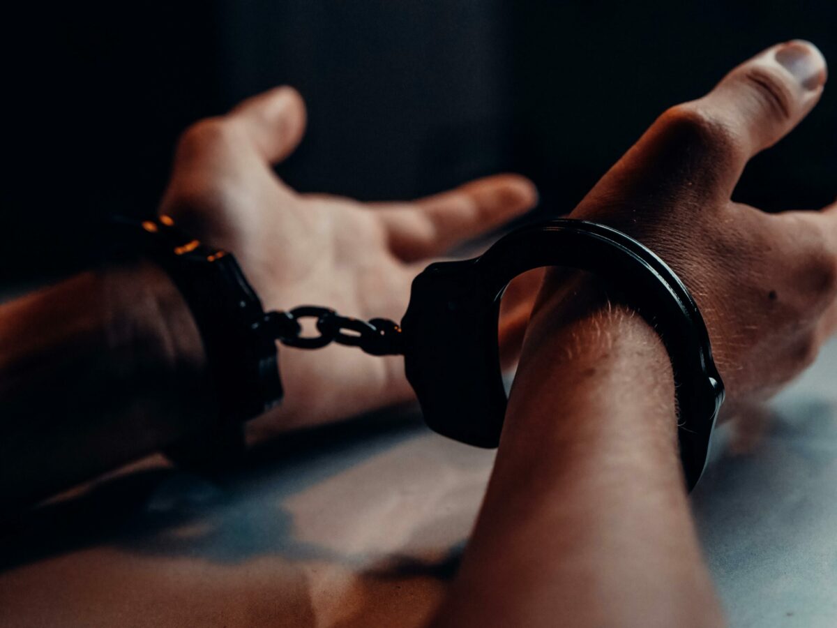 Bărbat din Suceava, arestat preventiv pentru agresiune sexuală asupra a 5 minori, pe care i-a înregistrat cu telefonul. 2 Barbat din Suceava arestat preventiv pentru agresiune sexuala asupra a 5 minori pe care i a inregistrat cu telefonul