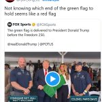 Bwahahaha Acest idiot nu stie cum se flutura un steag Trump criticat pentru faptul ca nu stie sa fluture un steag