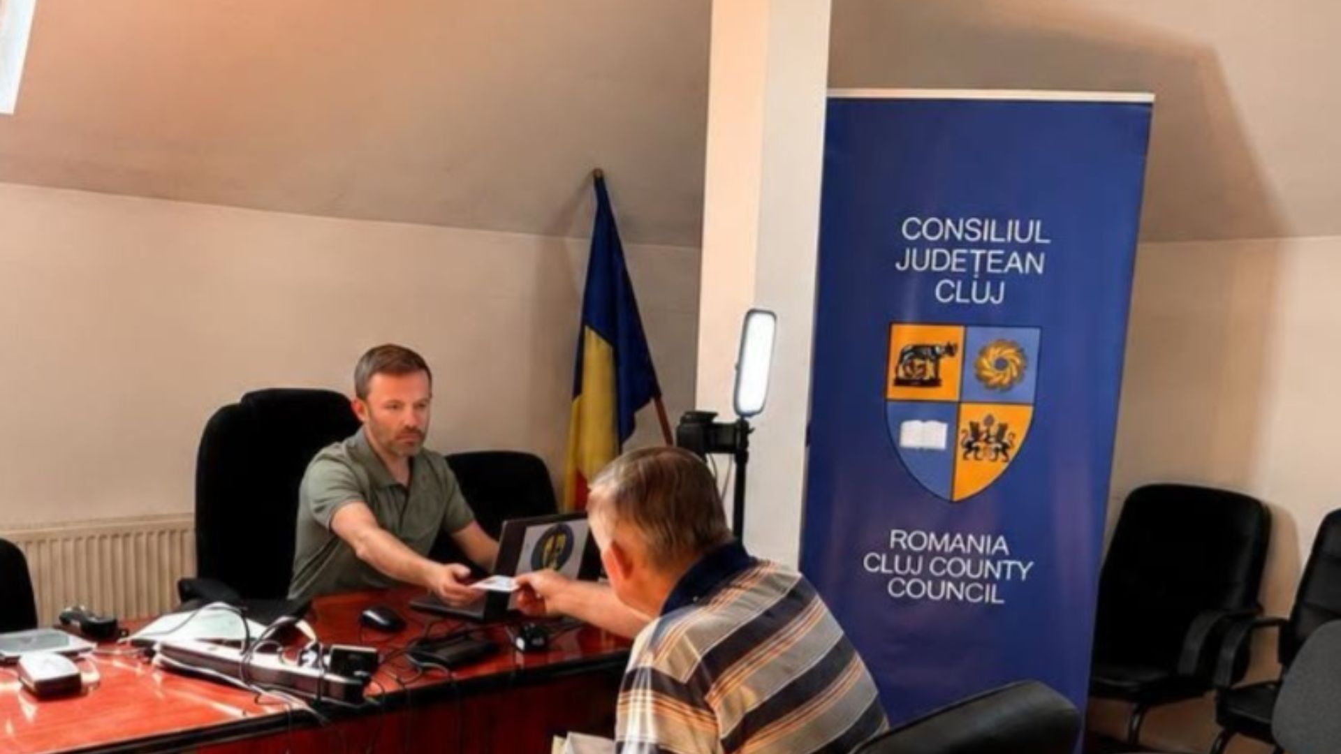 Caravana Cărții de Identitate Electronice ajunge la Feleacu! Clujenii pot depune cererile direct la Primărie, fără a mai fi necesar să se deplaseze în oraș. 2 Caravana Cartii de Identitate Electronice ajunge la Feleacu Clujenii pot depune cererile direct la Primarie fara a mai fi necesar sa se deplaseze in oras