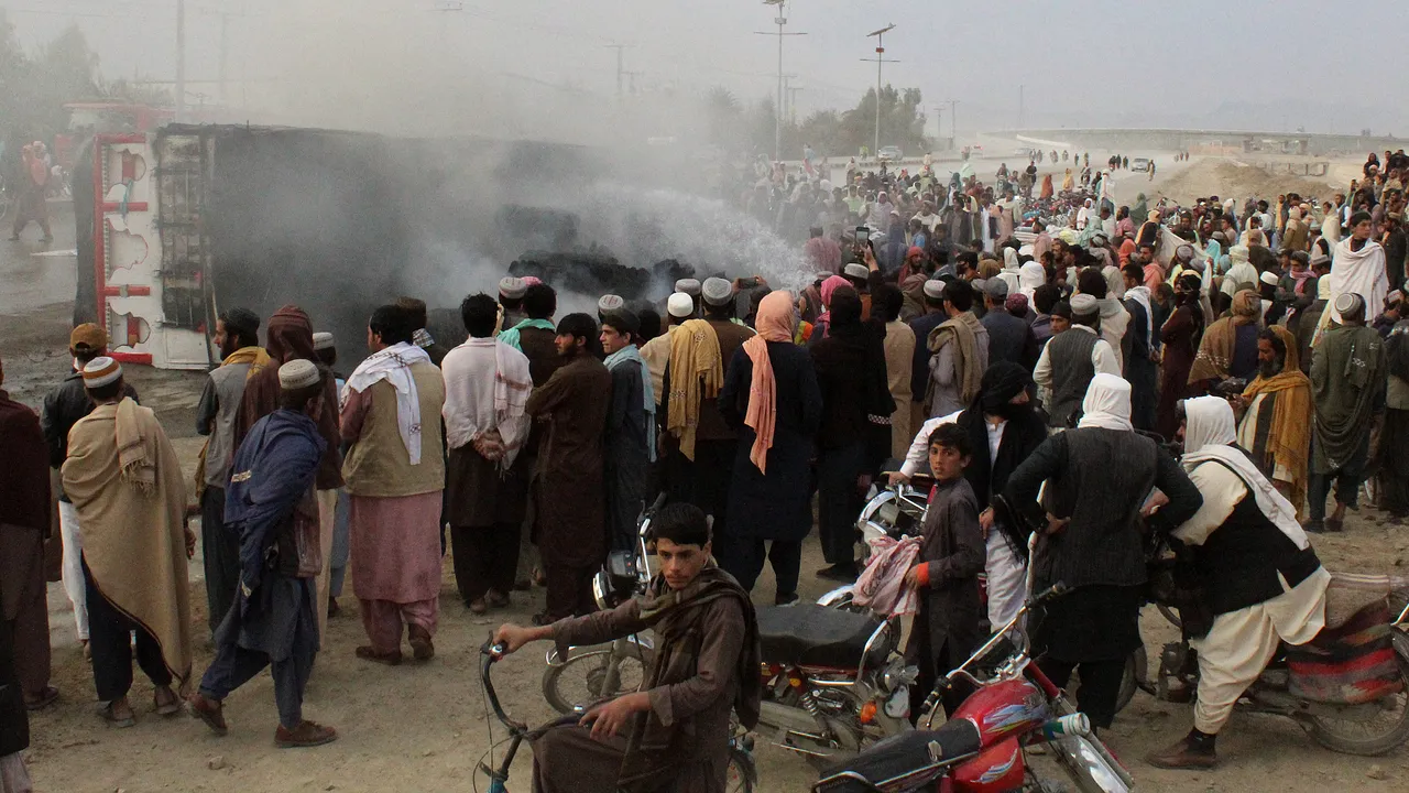 Cel putin 14 persoane si au pierdut viata intr un atac sinucigas cu bomba la un miting in Pakistan