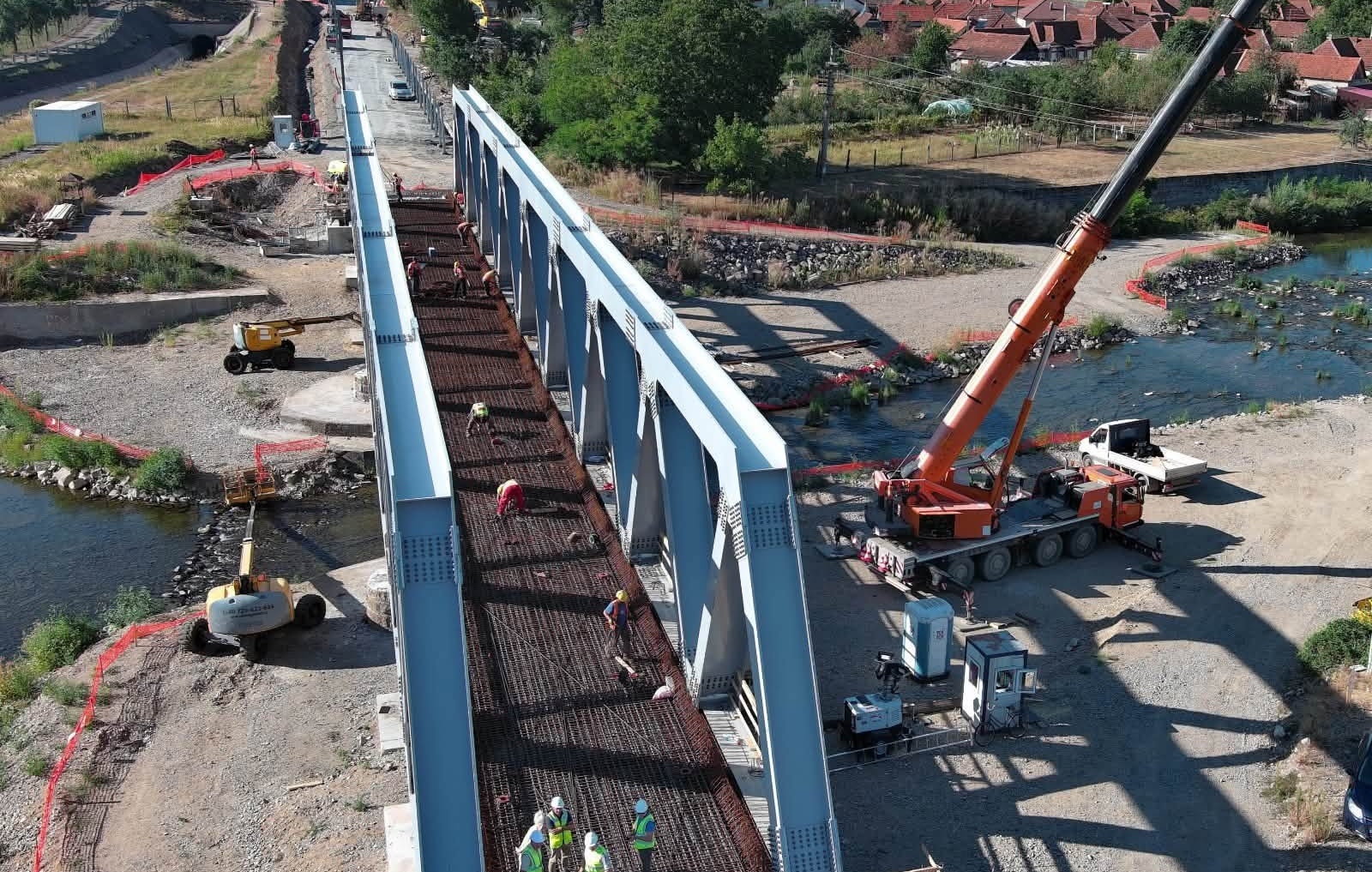 Cifrele care dezvăluie totul despre calea ferată Cluj-Napoca – Oradea: Două tronsoane aproape finalizate, în timp ce unul întârzie, având doar 36% din lucrări finalizate. 2 Cifrele care dezvaluie totul despre calea ferata Cluj Napoca Oradea Doua tronsoane aproape finalizate in timp ce unul intarzie avand doar 36 din lucrari finalizate