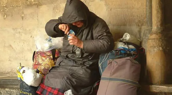 Clujenii acuza haosul de pe Malul Somesului Tomberonalele sunt vandalizate iar persoanele fara adapost dorm in Parcul Rozelor I si petrec noptile in liniste