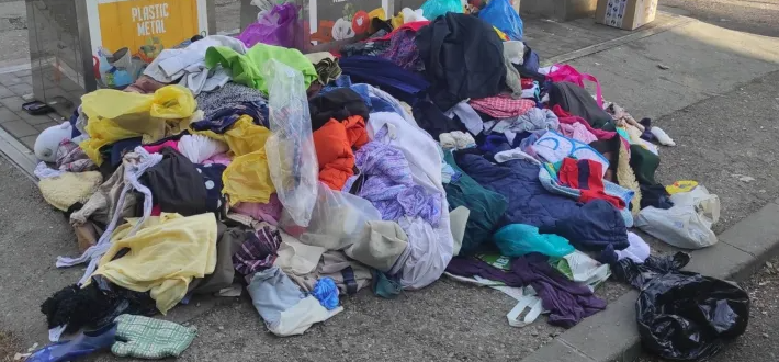 Clujenii cer mutarea unui container pentru haine de pe Calea Dorobantilor din Cluj Napoca Este vandalizat zilnic si creeaza o imagine dezolanta