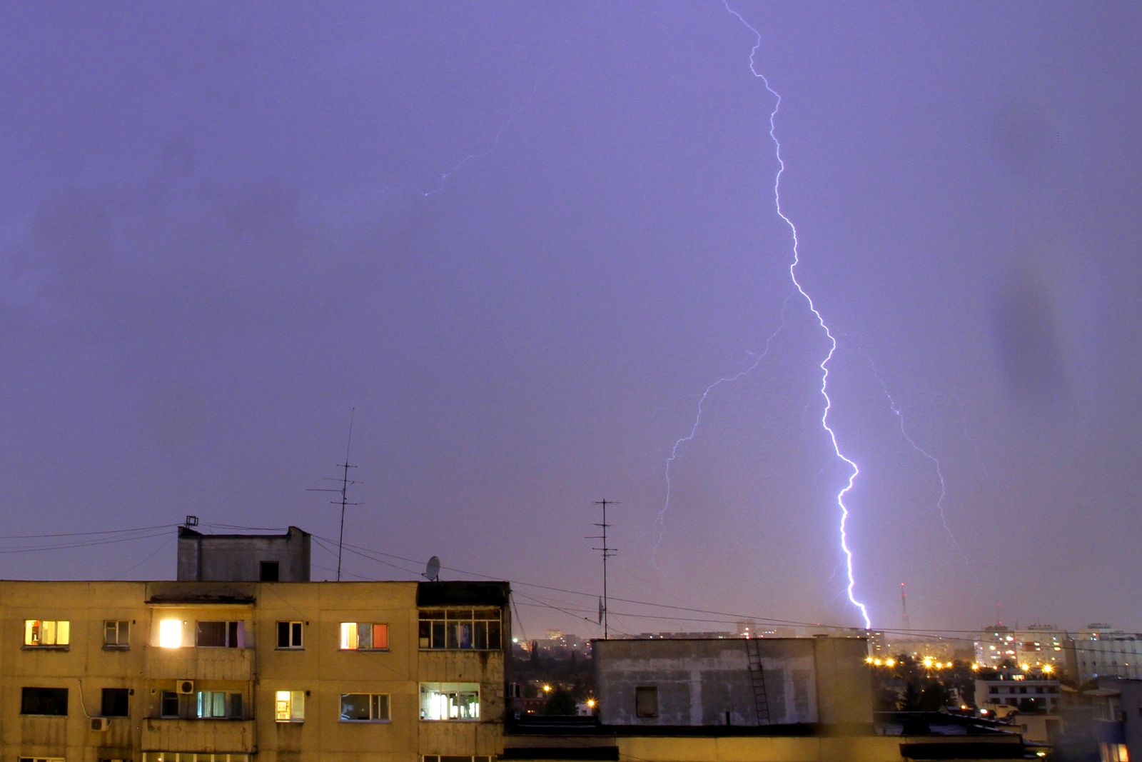 Cod roșu de furtuni în Alba și Maramureș. ANM face avertizări privind ploile torențiale și descărcările electrice. 2 Cod rosu de furtuni in Alba si Maramures ANM face avertizari privind ploile torentiale si descarcarile electrice