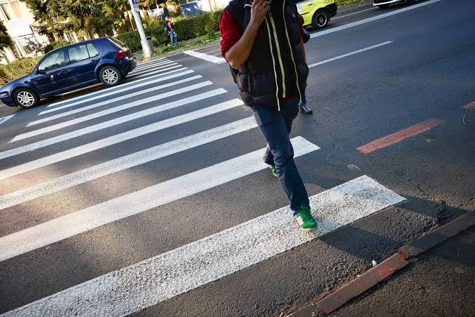 Conflicte in traficul din Cluj Napoca Un sofer le cere pietonilor sa nu mai blocheze circulatia atunci cand asteapta la trecere Traverseaza repede