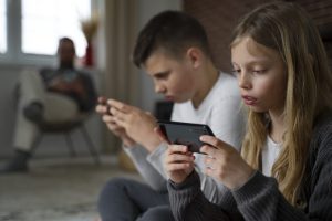 Copiii care isi fac conturi pe retelele sociale inca din gimnaziu au rezultate academice mai slabe Ce au descoperit cercetatorii italieni