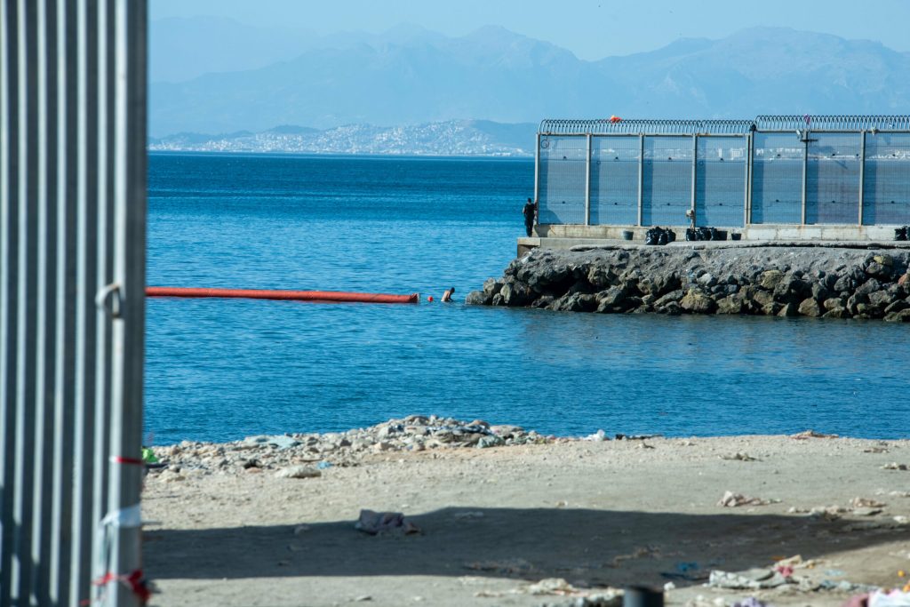 Criza la granitele Europei Sute de migranti au incercat sa ajunga in Ceuta