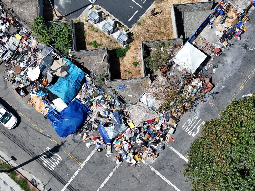 Criza persoanelor fara adapost in California suprinsa dintr o perspectiva aeriana Cum arata tabara vasta de oameni fara adapost situata langa una dintre cele mai faimoase universitati din SUA